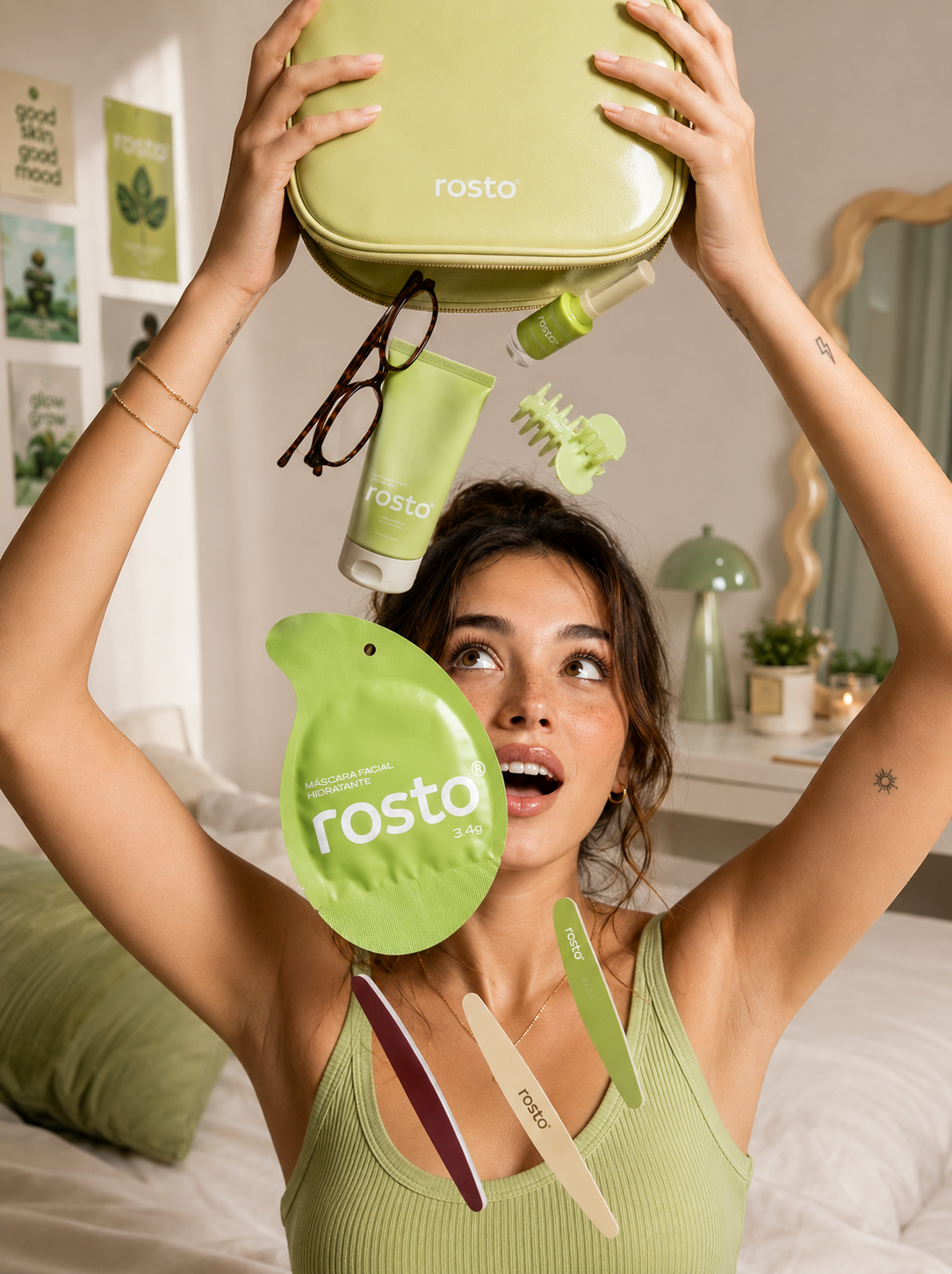 Pessoa com produto Rosto Brasil na bolsa