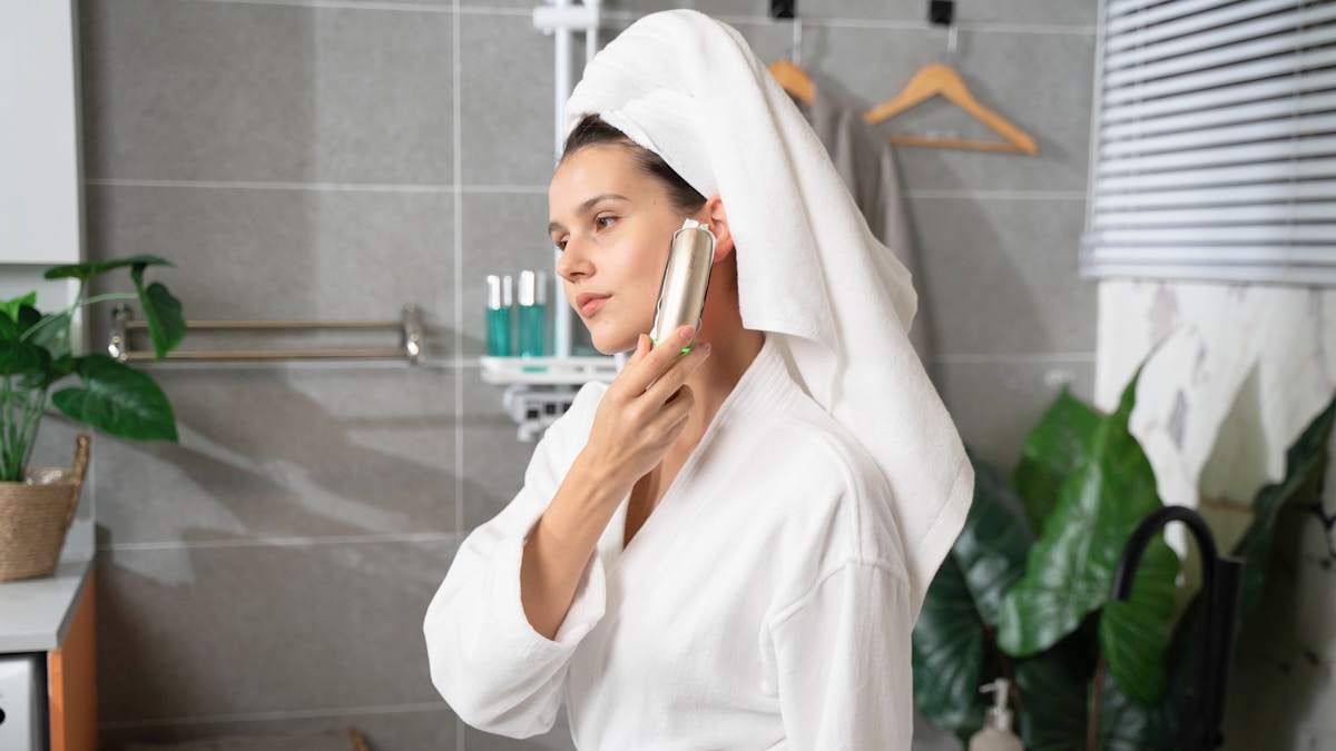 Mulher em rotina de skincare representando Luísa